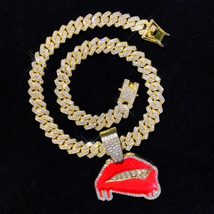 Chaîne cubaine dorée avec pendentif lèvres rouges étincelantes pour un look hip hop chic