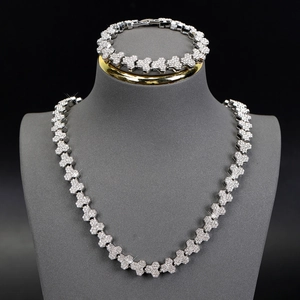 Detalle del conjunto de collar y pulsera de panal con cristales brillantes engastados