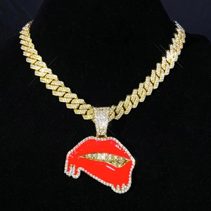 Détail du collier hip hop doré à maille cubaine avec pendentif lèvres rouges serti