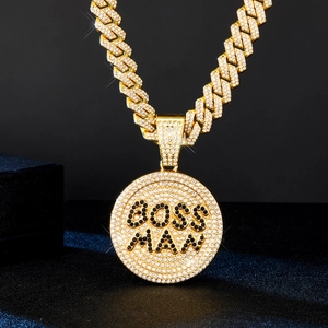 Detail von BOSS MAN Iced-Out-Rundanhänger mit goldener Panzerkette für Hip-Hop-Style