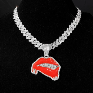 Détail du pendentif lèvres rouges glacé avec chaîne cubaine sur un présentoir noir