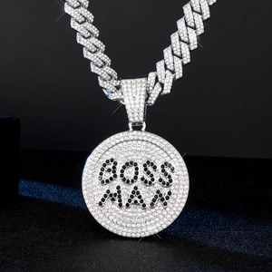 Detailaufnahme von Boss Man Anhänger auf einer Panzerkette mit glänzender Kristallverzierung