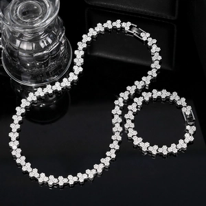 Primer plano del conjunto de collar y pulsera de panal plateado con cristallen brillantes