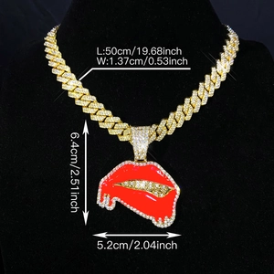 Détail de la chaîne cubaine dorée de 50cm avec pendentif lèvres rouges et dimensions