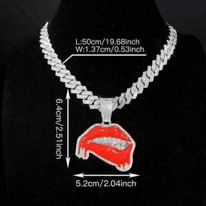 Détail de la chaîne cubaine hip hop avec pendentif lèvres rouges et strass argentés