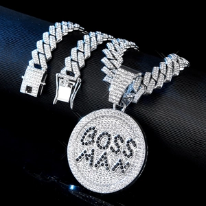 Nahaufnahme der silbernen Cuban-Link-Kette mit glitzerndem BOSS MAN Anhänger