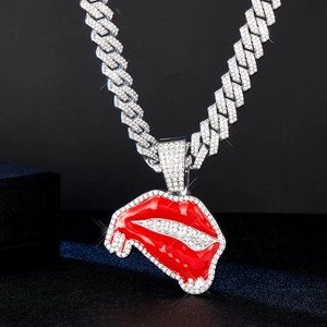 Détail du pendentif lèvres rouges hip-hop avec cristaux brillants sur chaîne cubaine