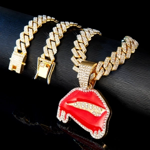Détail du pendentif lèvres rouges serti de diamants sur une chaîne cubaine or