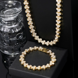Detalle de collar y pulsera de hip-hop dorados con diseño de panal y cristales brillantes