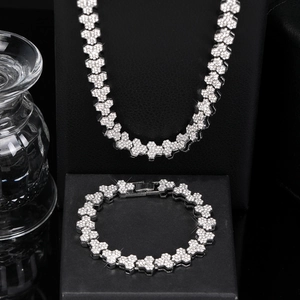 Detalle del conjunto de collar y pulsera de panal plateado con cristales brillantes
