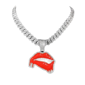 Collier chaîne cubaine argent hip hop avec pendentif lèvres rouges scintillantes et strass