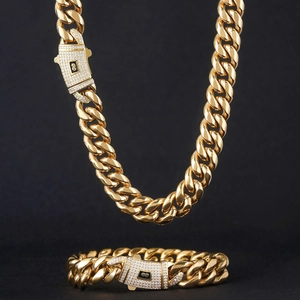 Set di collana e bracciale a catena cubana dorata con chiusura di zirconi