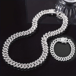 Detailaufnahme von 12mm Iced-Out-Kubapanzerkette und Armband-Set mit Strasssteinen