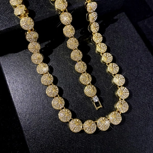 Chaîne cubaine dorée classique avec strass étincelants sur un écrin à bijoux noir