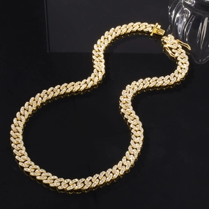 Chaîne cubaine dorée 9mm de style iced-out avec cristaux étincelants sur fond noir
