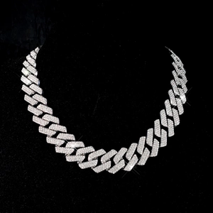 Détail de chaîne cubaine argentée avec strass scintillants sur un buste noir
