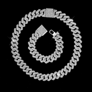 Détail de l'ensemble chaîne et bracelet Cuban Link argenté hip-hop avec fermoir strass