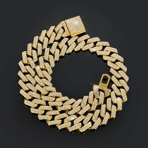 Détail d'une chaîne cubaine dorée de 20 mm sertie de strass brillants et fermoir boîte