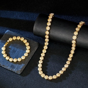 Détail du collier à maillons cubains dorés sertis de strass brillants au style hip-hop