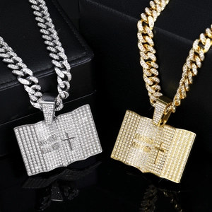 Collana da Uomo Hip Hop Iced Out con Pendente Sacra Bibbia in Lega Placcata Oro Argento Pavé di Strass Croce Maglia Cubana