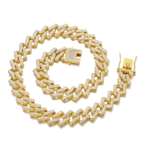 Detail van gouden prong cuban link ketting met pavé zirkoon en luxe diamanten sluiting