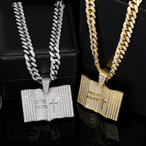 Macro di ciondoli Bibbia in oro e argento con cristalli lucenti su catena cubana hip hop