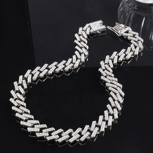 Detail van hiphop zilveren Cuban link ketting met strassteentjes en veilige sluiting