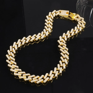 Detail van zware Cubaanse schakelketting met glanzende strassteentjes en vouwsluiting