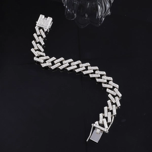 Detail van zilveren Cubaanse schakelketting met pave diamanten en veilige boxsluiting