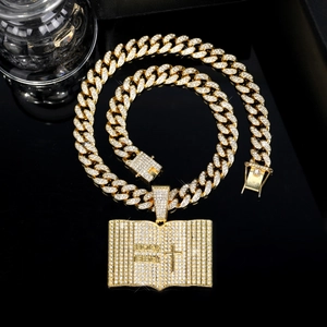 Collana Bibbia dorata Hip Hop con ciondolo croce ghiacciato e catena cubana