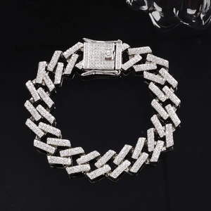 Detail van zilveren Cubaanse schakelketting met glanzende strass-steentjes en rechthoekige sluiting