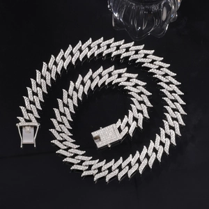 Détail du collier cubain hip hop avec design ondulé et cristaux étincelants