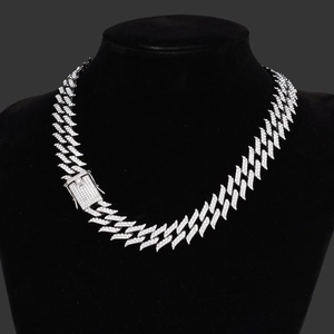 Détail macro d'un collier cubain hip-hop argenté serti de strass brillants sur le fermoir