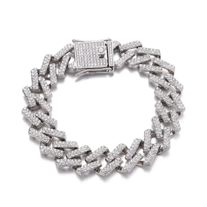 Macro-opname van zilveren hip-hop Cuban-armband met gezette kristallen en veilige sluiting