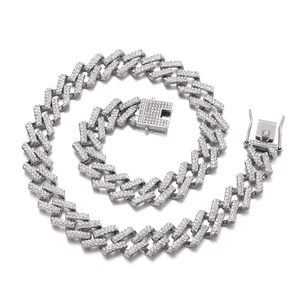 Detail van een zilverkleurige iced out Cubaanse schakelketting met vierkante sluiting