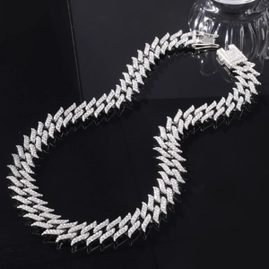 Détail de la chaîne cubaine hip hop avec maillons dentelés et pierres de zircone pavées