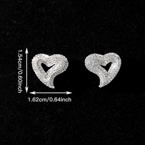 Macro view of heart-shaped zircon earrings with precise size dimensions in centimeters