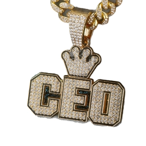 Collier avec pendentif CEO doré et couronne serti de cristaux sur grosse chaîne Cuba