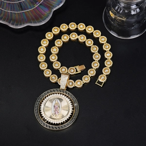 Collier Pendentif Religieux Saint Jude en Alliage de Strass Hip Hop Avec Motif Clé Grecque Chaîne Marguerite Bijoux