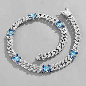 Dettaglio della catena cubana argentata con farfalle in smalto blu sfumato e cristalli