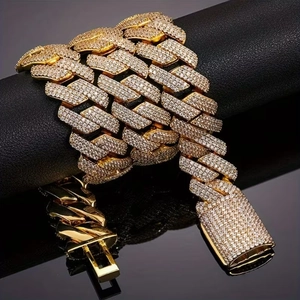 Chaîne cubaine 25mm à trois rangées de diamants en finition or luxueuse