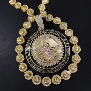 Collier avec pendentif Saint Jude hip hop doré orné de strass brillants et gravure