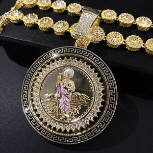 Détail macro du pendentif religieux Saint Jude avec chaîne hip hop glacée en strass