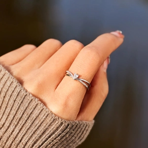 S925 sterling silver V-shape open ring with heart-cut cubic zirconia for women