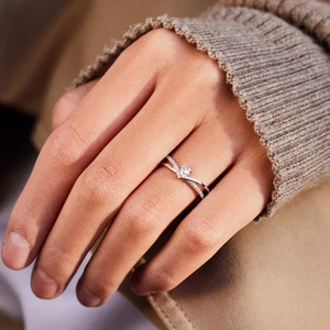 S925 sterling silver V-shaped heart ring with cubic zirconia for women on hand