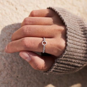 Elegante anello a catena in argento 925 con zirconi tondi per donna alla moda