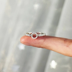 Macro di anello in argento S925 con ciondolo tondo in zirconi e dettagli a catena incisi