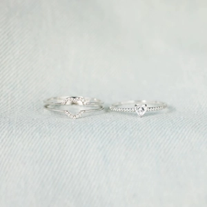 Ensemble de bagues coeur en argent S925 serti de zircons brillants sur tissu bleu