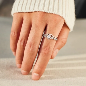 Ensemble de bagues en argent S925 avec cœur porté par un mannequin en pull douillet