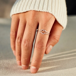 Vue détaillée de bagues superposées en argent sterling S925 portées au doigt